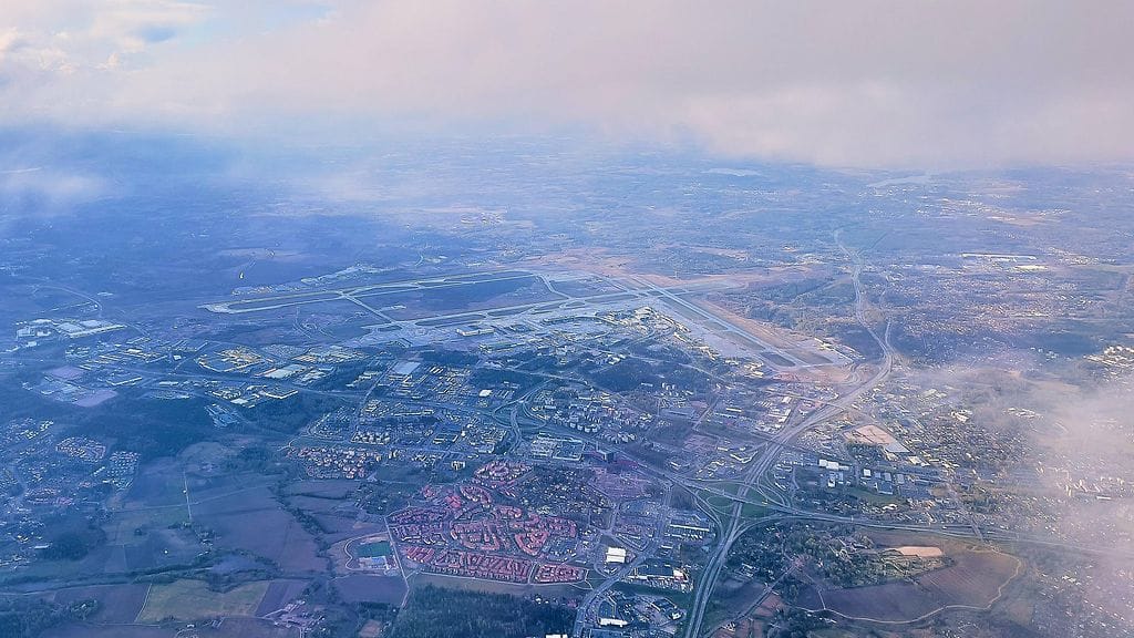 Ilmakuvassa Vantaata ja Helsinki-Vantaan lentoasemaa maaliskuussa 2022.