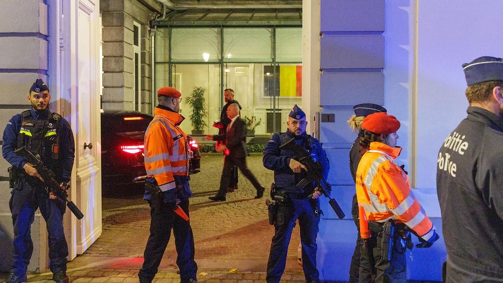 Turvallisuuspalvelun aseistettua henkilökuntaa turvasi Belgian pääministerin Bart De Weverin ja EU-komission puheenjohtajan Ursula von der Leyenin saapumista Brysselissä, Belgiassa 5. joulukuuta.