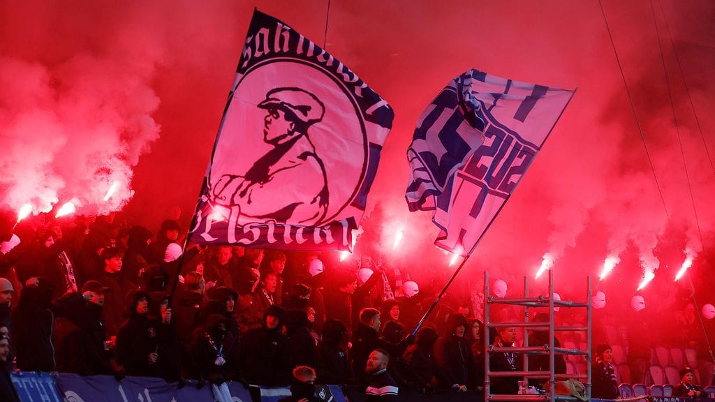 HJK:n ja KuPSin välinen ottelu jouduttiin keskeyttämään kahdesti.