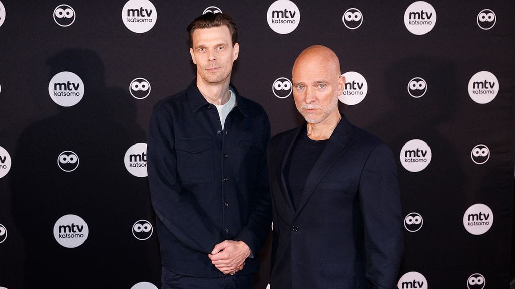 Konflikti -sarjan tuottajat Andrei Alén ja Aku Louhimies sarjan kutsuvierasensi-illassa Tennispalatsissa marraskuussa 2024.