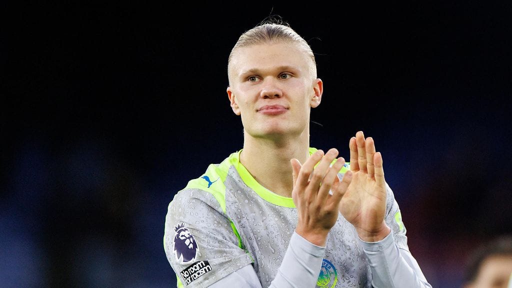 Erling Haaland vieraili joulupukkina lapsiperheiden luona.