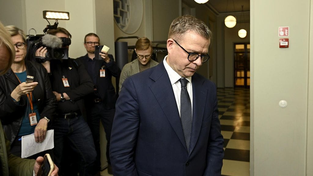 Kuvituskuvassa pääministeri Petteri Orpo (kok.) ja mediaa eduskunnan täysistunnossa Helsingissä 21. marraskuuta 2025.