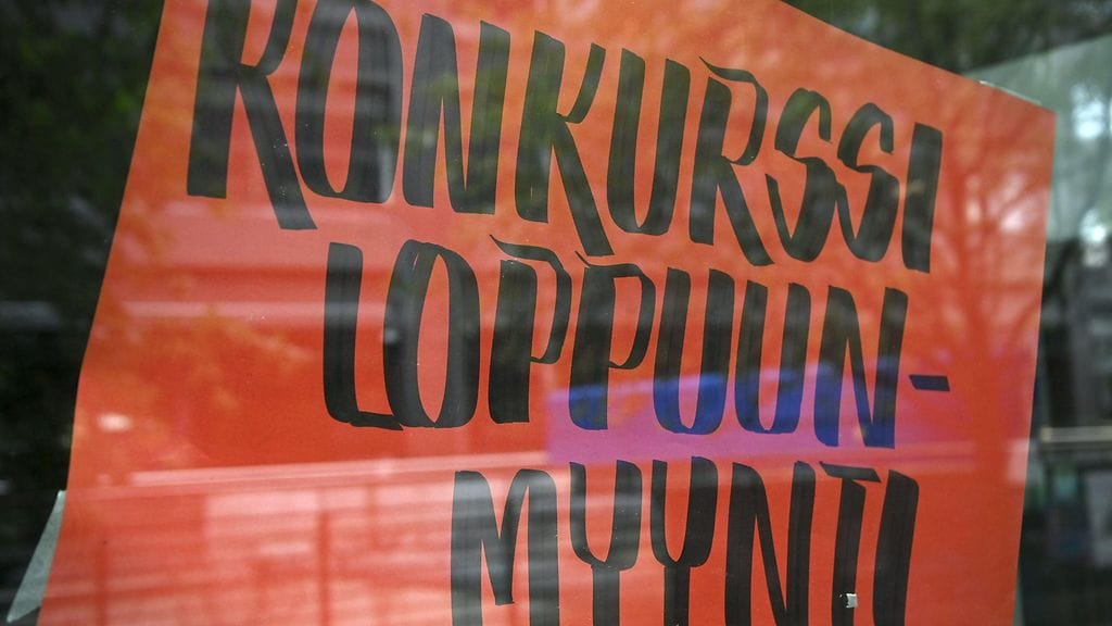 Konkurssiloppuunmyynti-ilmoitus ikkunassa Helsingissä 21. elokuuta 2023.