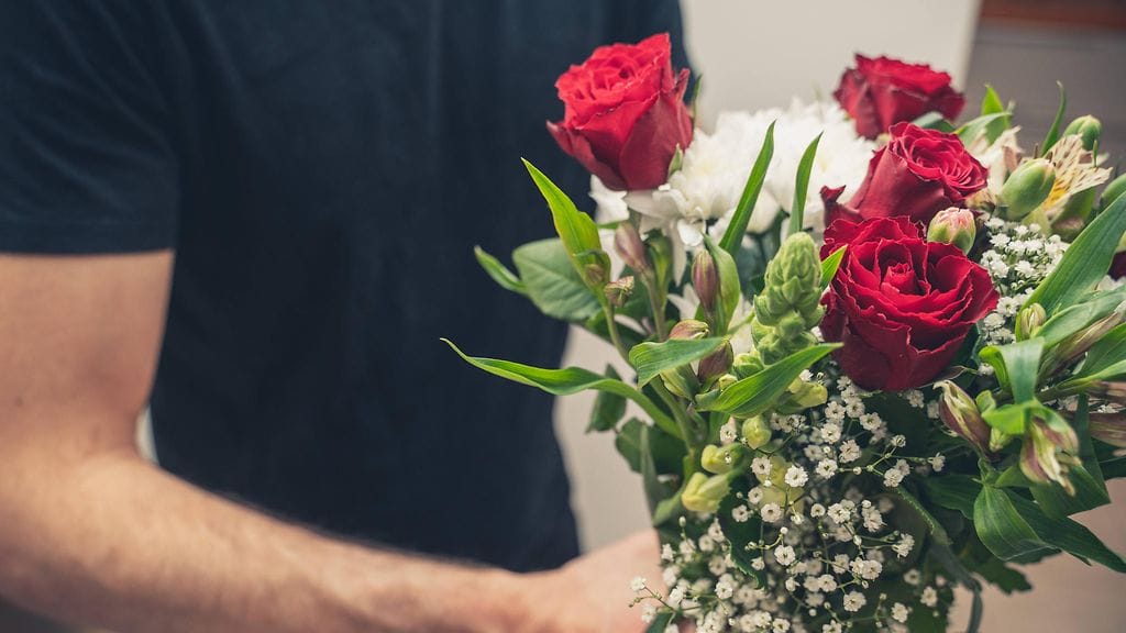 Rikolliset ovat poliisin mukaan tekeytyneet muun muassa kukkaläheteiksi ja saaneet huijattua rahaa. Kuvituskuva.