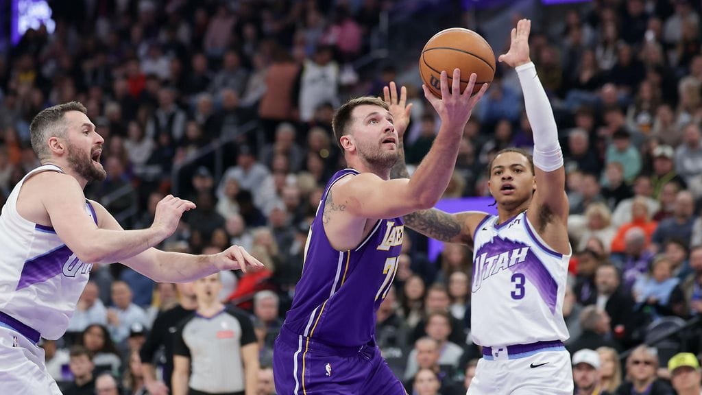 Los Angeles Lakersin supertähti Luka Doncic kuritti ilman Lauri Markkasta pelannutta Utah Jazzia.