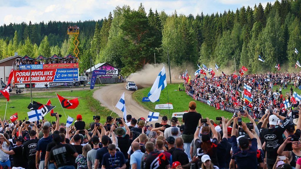 Kalle Rovanperä kaasutteli yleisömeren edessä Kakaristossa viime elokuussa.