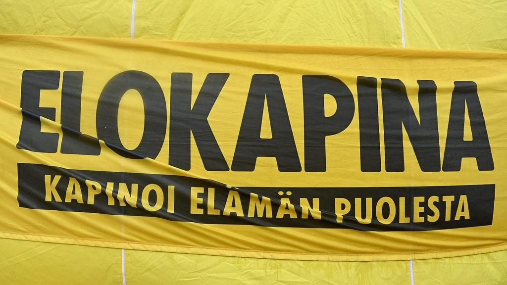 Elokapina - Extinction Rebellion Finland liikkeen teltta Senaatintorilla Helsingissä 4. lokakuuta 2020.