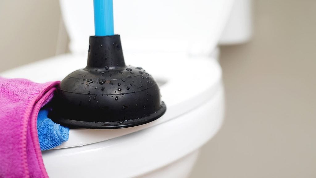 Jos karhupumppu ei auta, on syytä kutsua ammattimies apuun. Joulunpyhinä käynnille tulee lisähintaa. Kuvituskuva.