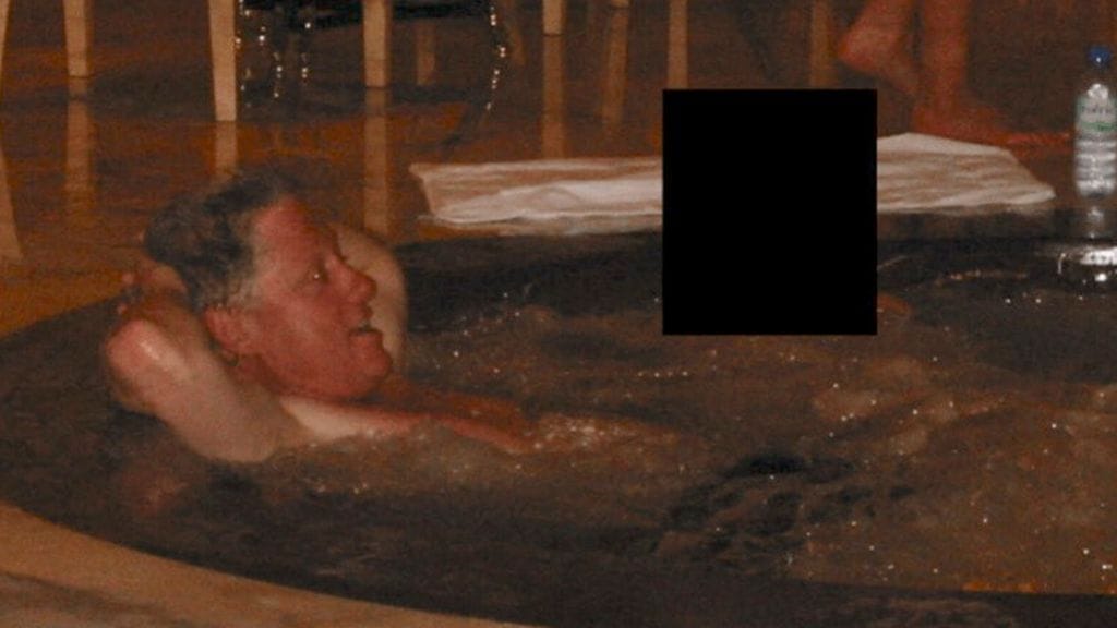 Julkaistuissa kuvissa näkyy muun muassa Yhdysvaltain entinen presidentti Bill Clinton porealtaassa.