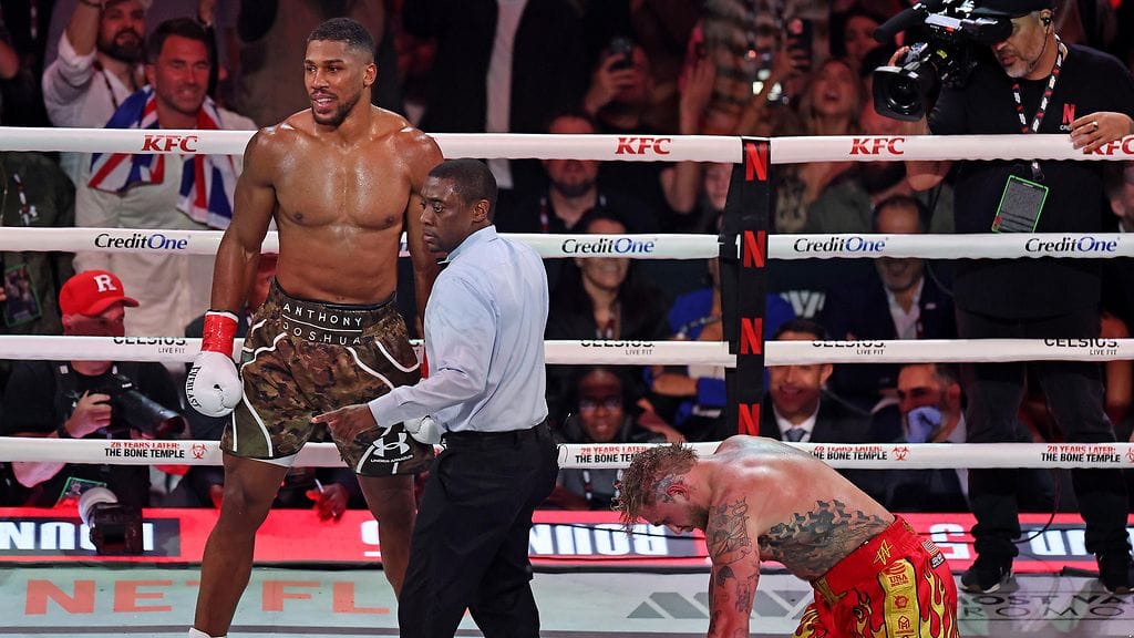 Anthony Joshua tyrmäsi Jake Paulin nyrkkeilykehässä.