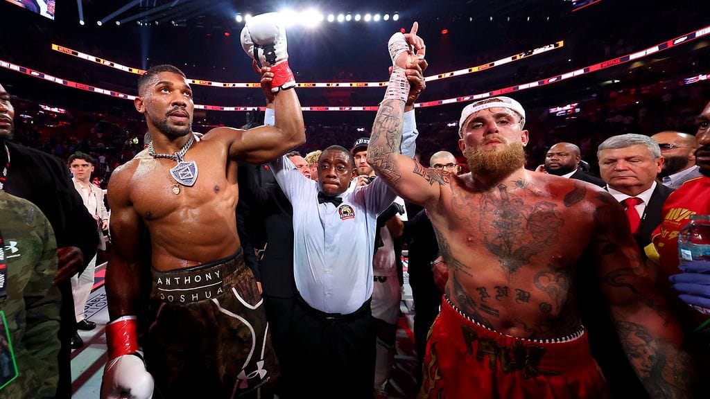 Anthony Joshua tyrmäsi Jake Paulin nyrkkeilykehässä.