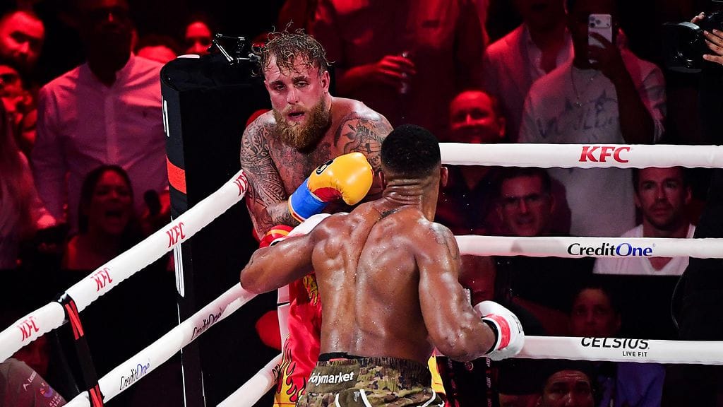 Jake Paul mursi leukansa ottelussa Anthony Joshuaa vastaan.