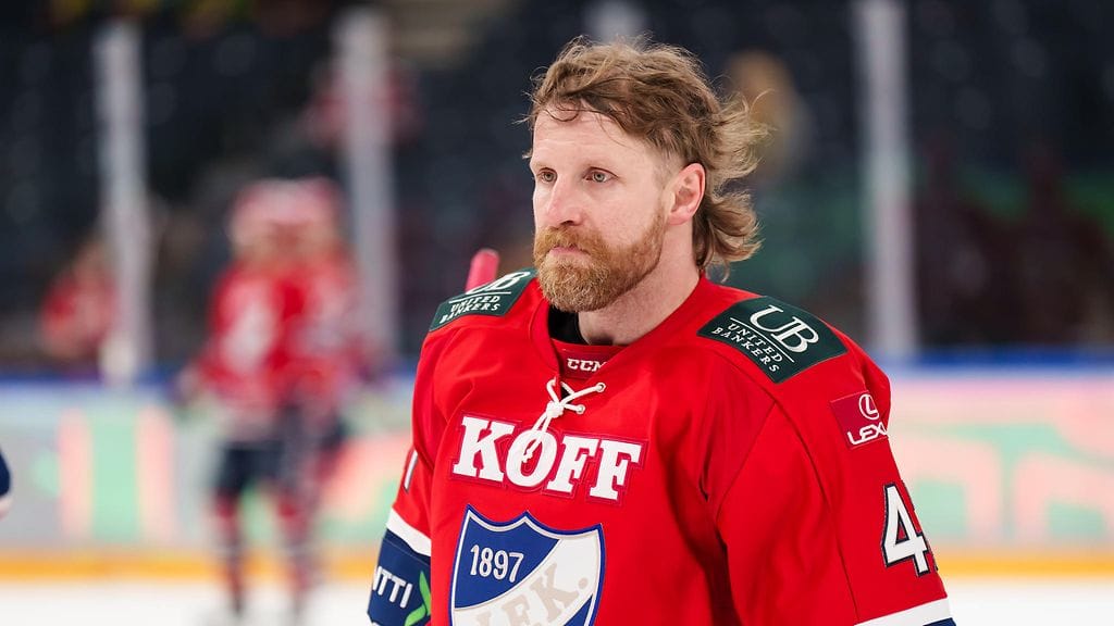 Leo Komarov pelaa Spengler Cupissa HC Davosin riveissä.