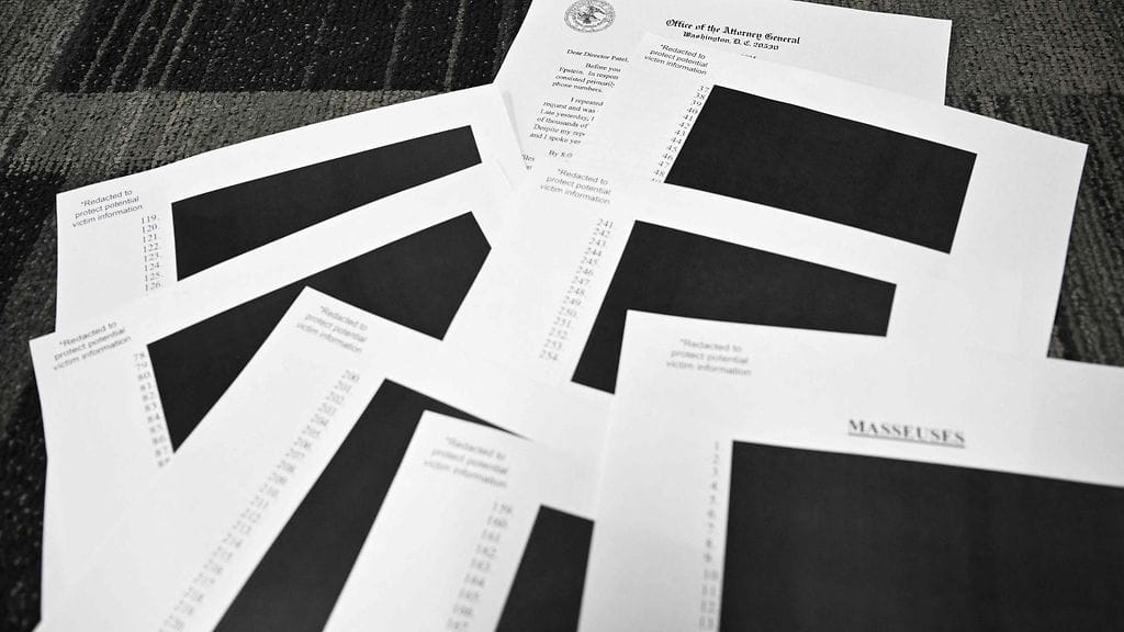 Washington DC:ssä 19. joulukuuta 2025 otetussa valokuvassa näkyy sensuroituja asiakirjoja sen jälkeen, kun Yhdysvaltain oikeusministeriö alkoi julkaista kauan odotettuja Epstein-asiakirjoja.