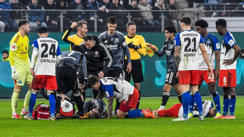 Frankfurtin ja HSV:n välisessä ottelussa nähtiin pelottava tilanne, kun Tanskan maajoukkuepelaaja Rasmus Kristensen jäi makaamaan liikkumattomana kentän pintaan.