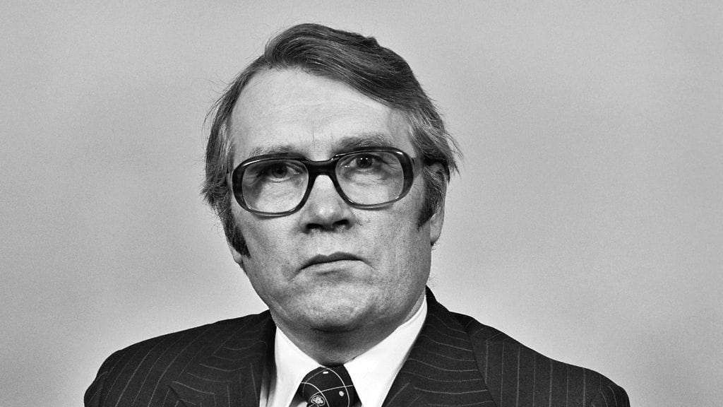 Entinen puolustusministeri Taisto Tähkämaa kuvatttuna 16. toukokuuta vuonna 1977.