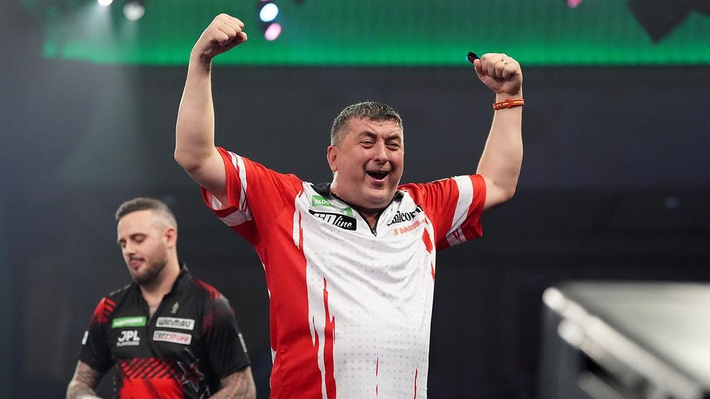 Joe Cullen (vas.) syyttää Mensur Suljovicia huijaamisesta.