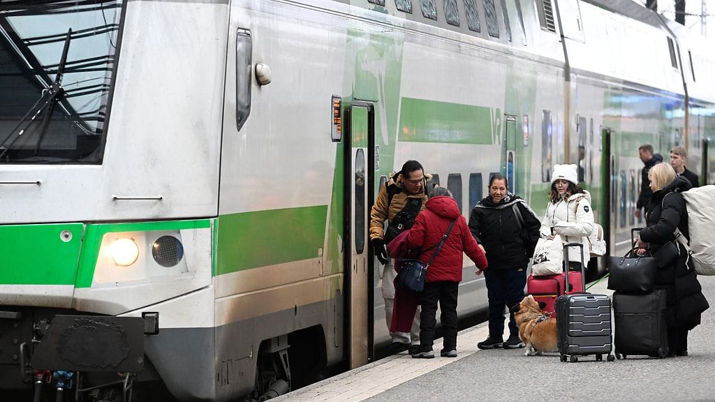 Joulunviettoon lähteviä matkustajia Helsingin Rautatieasemalla perjantaina 19. joulukuuta 2025. Kuvituskuva.