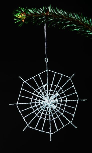 AOP Hämähäkinverkkokoriste joulukuusessa.