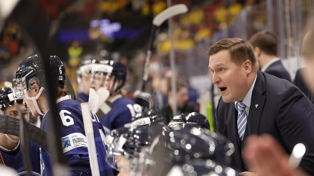 Lauri Mikkola on Suomen päävalmentaja.