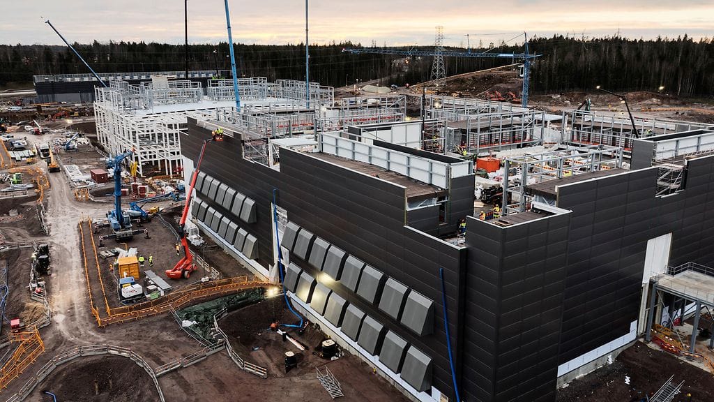 Valtiontukiohjelman valmistelun lähtökohtana on määräaikainen, kymmenen vuoden veronpalautustuki, joka perustuu datakeskuksessa kulutettuun sähköön. Kuvassa Microsoftin rakenteilla olevan datakeskuksen työmaa Espoossa.