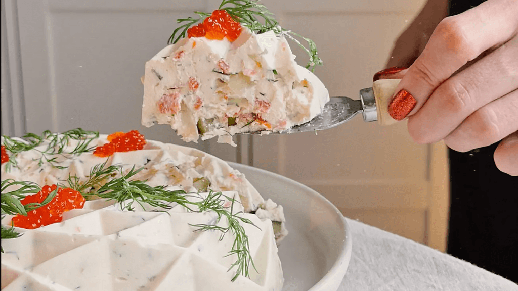 Kylmäsavulohimoussekakku on täydellinen vaikka vuodenvaihteen juhlapöytään!