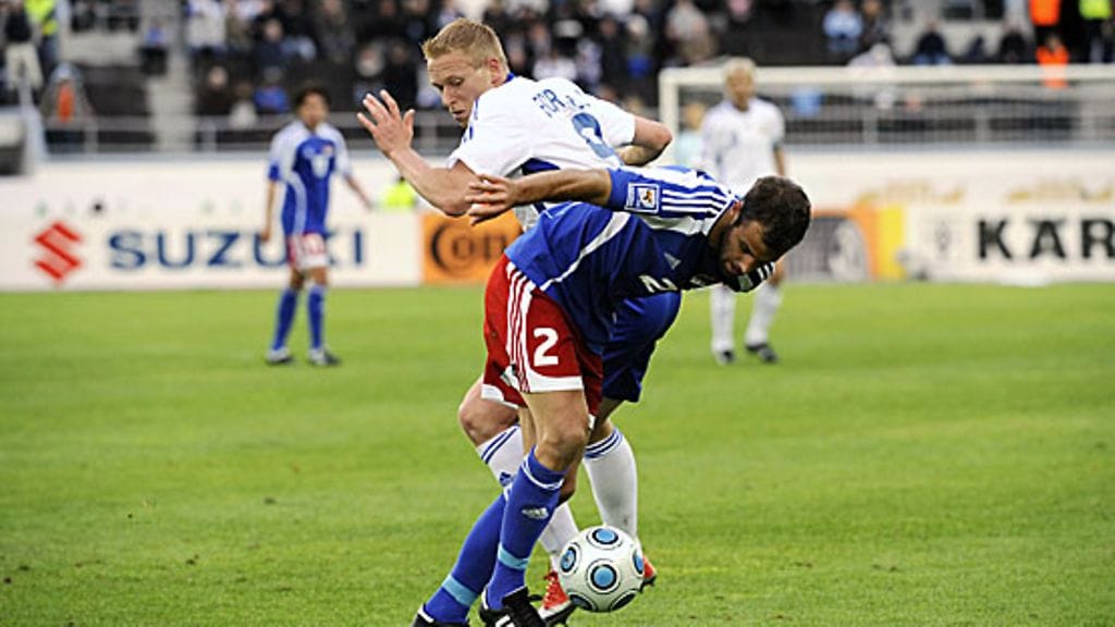 Mikael Forssell ja Marco Ritzberger vääntävät pallosta. Kuva: Roni Rekomaa/LEHTIKUVA.