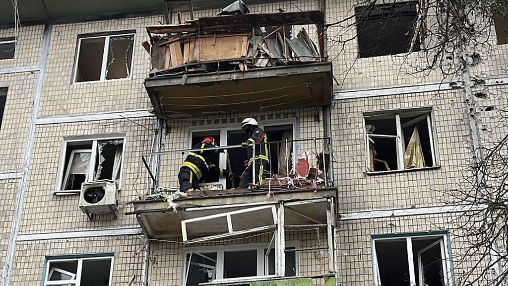 Kiovassa korjataan tuhoja Venäjän öisen drooni-iskun jäljiltä.