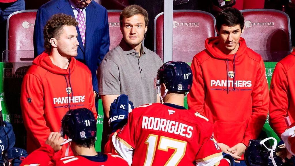 Aleksander Barkov (kesk.) on joutunut seuramaan NHL-alkukauden loukkaantuneena sivussa.