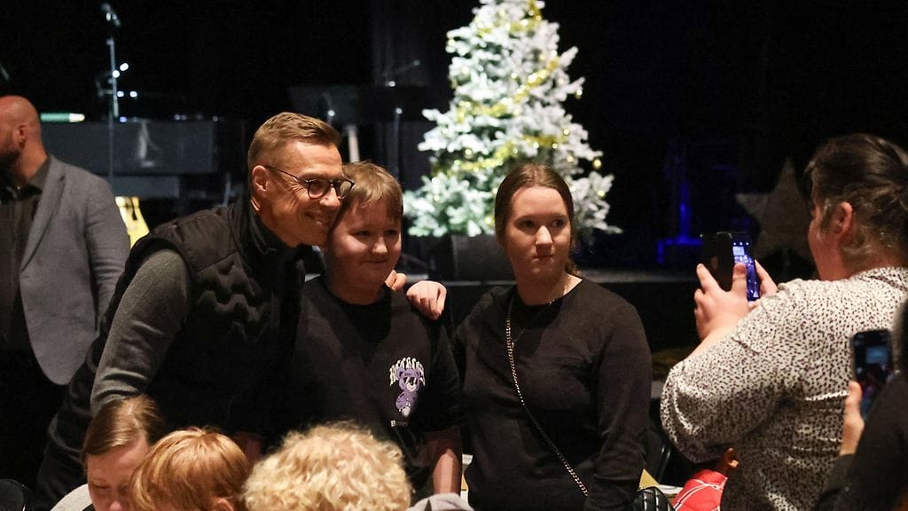 Presidentti Alexander Stubb tapasi Operaatio Ruokakassin järjestämässä vähävaraisten joulujuhlassa Turussa tapahtuman järjestäneitä vapaaehtoisia sekä juhlavieraita.