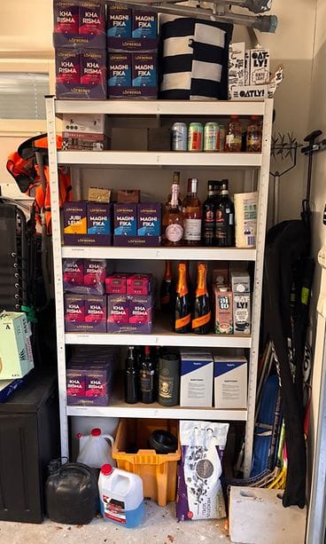 Pauliina Lappeteläinen sanoo haluavansa herätellä ihmisiä säästämään pienillä arjen valinnoilla. Tässä hänen hamstrauksiaan autotallissa.