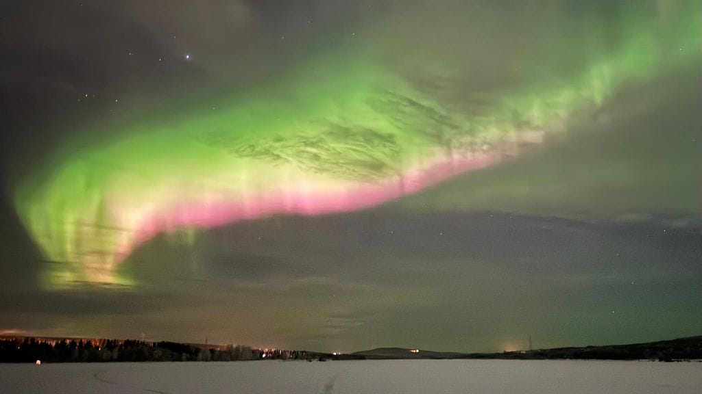 Joulupukkikohan tuolla taivaalla viiletti ohi, kun jätti punaisen vanan revontuliin Rovaniemellä.