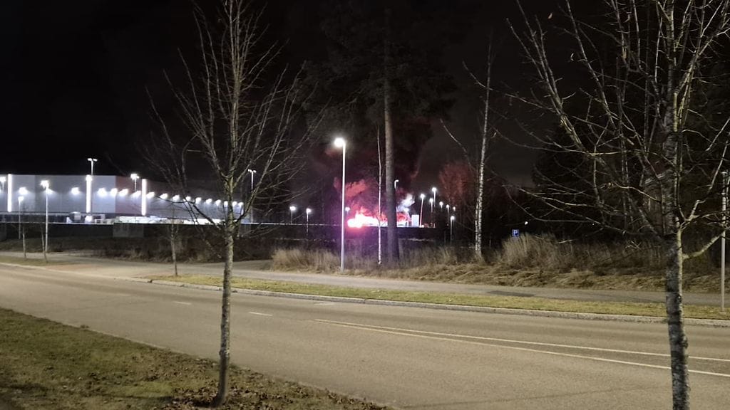 Lukijan ottama kuva ajoneuvoyhdistelmän tulipalosta. Kuva on otettu aamulla noin kello 5 aikaan.