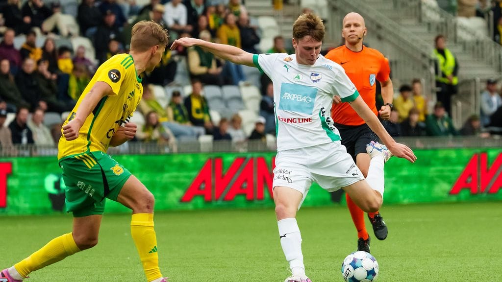 Vasenjalkainen Niilo Kujasalo vahvistaa KuPSin keskikenttää.