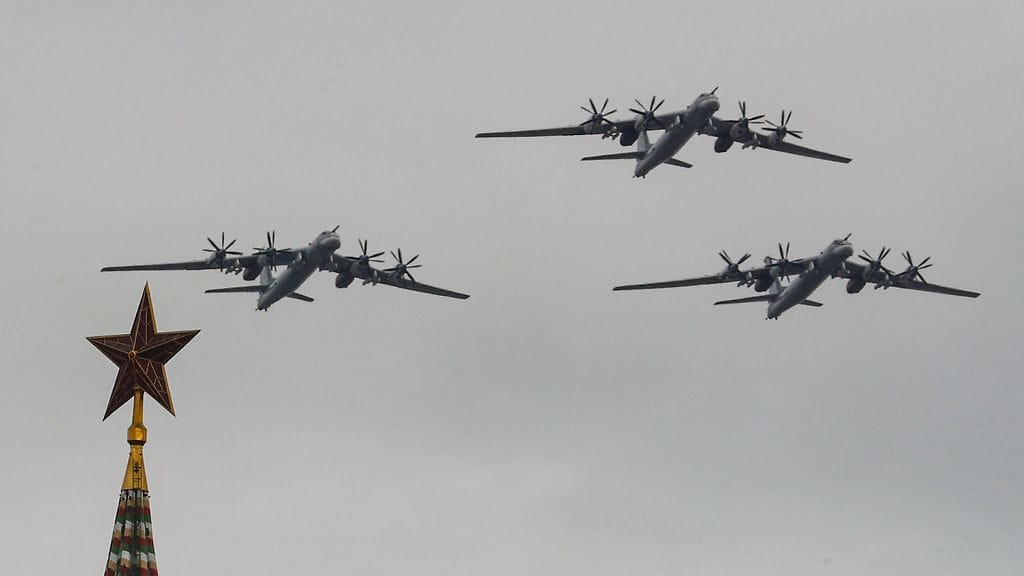 Tu-95-pommikoneita Moskovassa toukokuussa 2020.
