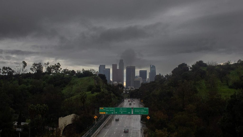 Viranomaiset varoittavat maanvyörymistä.
