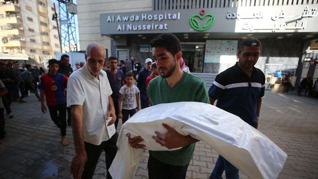 Al-Awdan sairaala Gazassa 20.lokakuuta 2025. Kuvassa Israelin iskuissa menehtyneiden läheisiä.