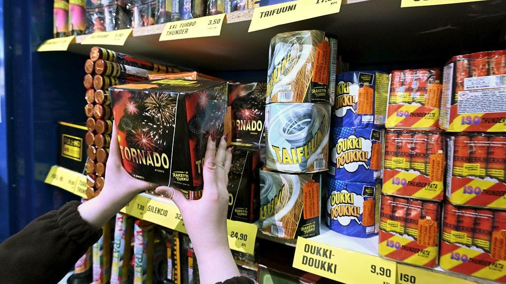 Suojalasit ja terve järki ovat tarpeen ilotulitteiden ampujille ja ilotulitusta läheltä seuraaville.