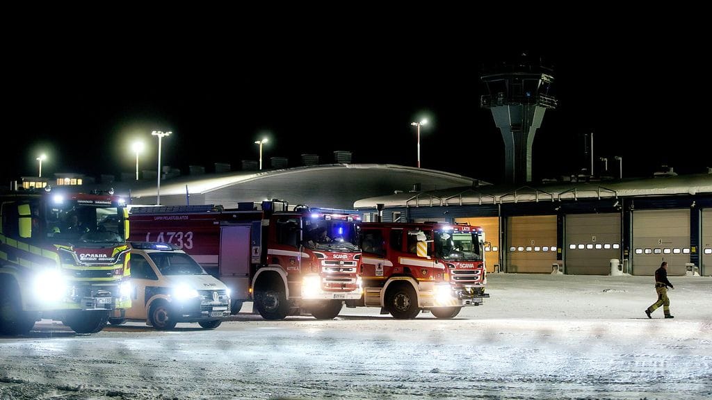LK 27.12.2025 Poliisiauto ja pelastuslaitoksen ajoneuvoja Kittilän lentokentällä lauantaina 27. joulukuuta 2025. Kittilän lentoasemalla matkustajakone ja pienkone ajautuivat lumipenkkaan kovan tuulen vaikutuksesta.