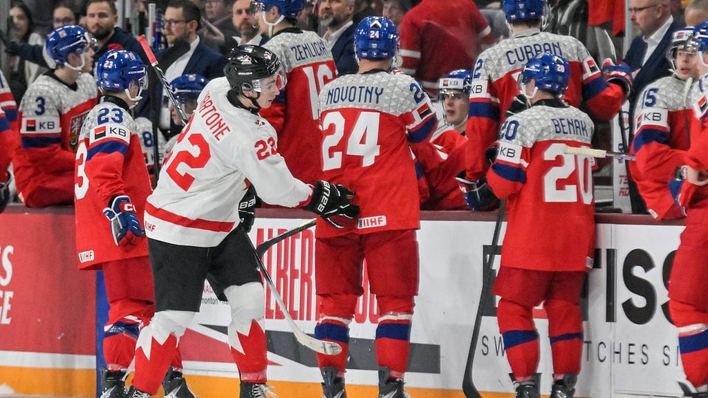 Tästä tilanteesta tuli kahden minuutin jäähy epäurheilijamaisesta käytöksestä.