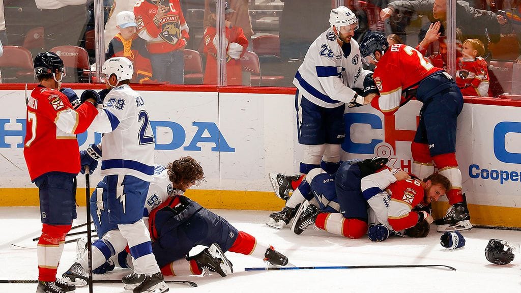 Floridan ja Tampa Bayn paikallispelissä nähtiin nyrkkihippaset useampaan otteeseen.