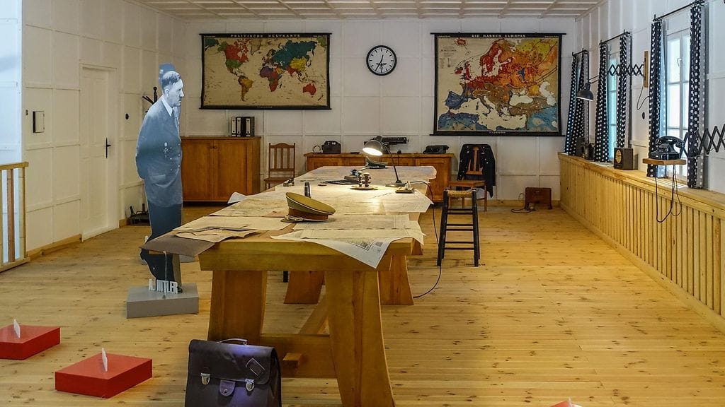 Sudenpesä, Adolf Hitler (3)