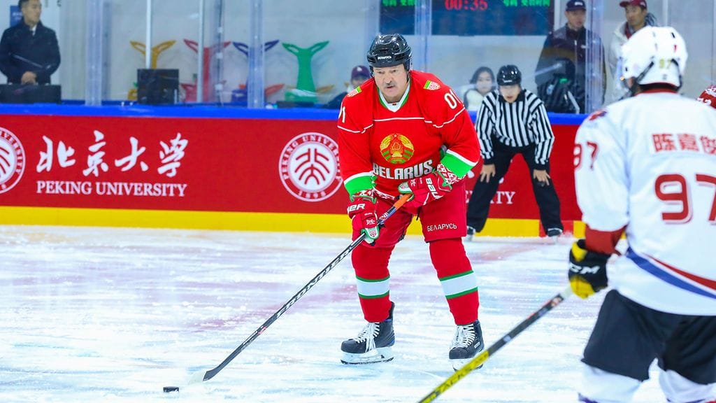 Aljaksandr Lukashenka on pelannut usein jääkiekkoa. Kuva on vuodelta 2023.
