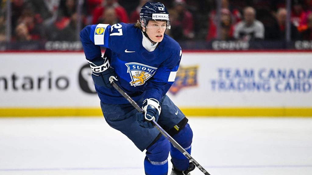 Julius Miettinen astuu Nuorten Leijonien pelaavaan miehistöön. Kuva alle 20-vuotiaiden MM-kisoista vuoden takaa.