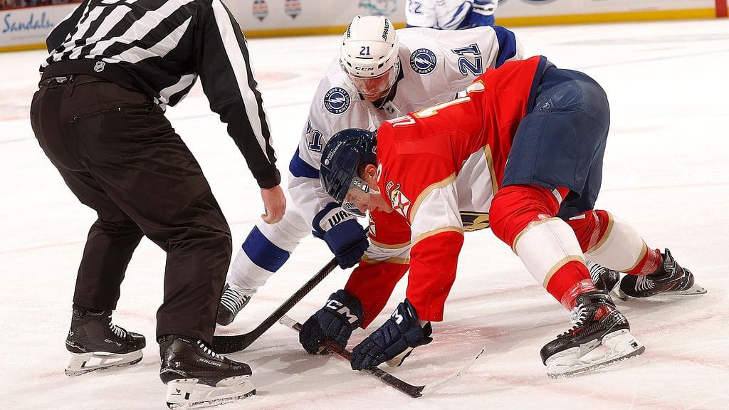 Florida Panthersin Anton Lundell vääntämässä NHL-ottelussa Tampa Bay Lightningia vastaan.