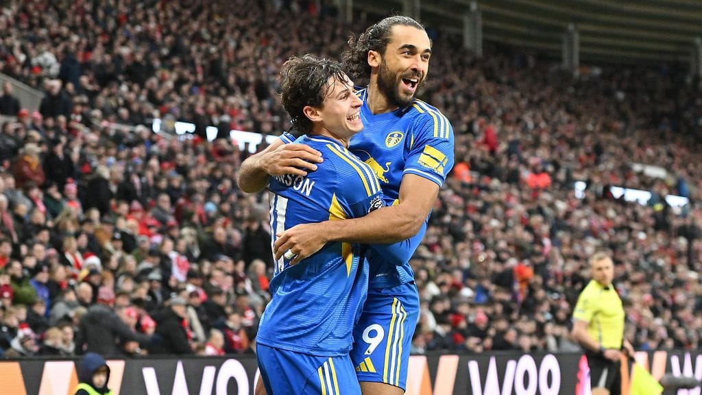 Leedsin Dominic Calvert-Lewin (oik.) juhli 1–1-tasoitusmaaliaan Sunderlandia vastaan Brenden Aaronsonin kanssa.