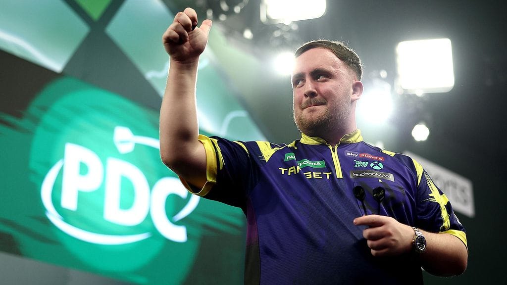 Luke Littler näytti voittonsa jälkeen peukaloa.