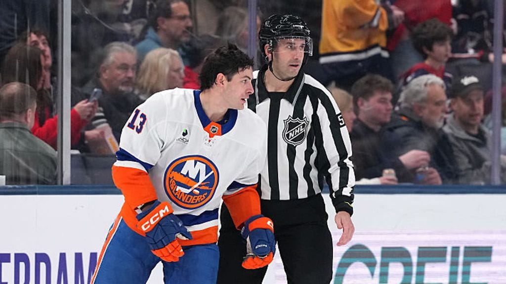 Mathew Barzal lensi suihkuun.