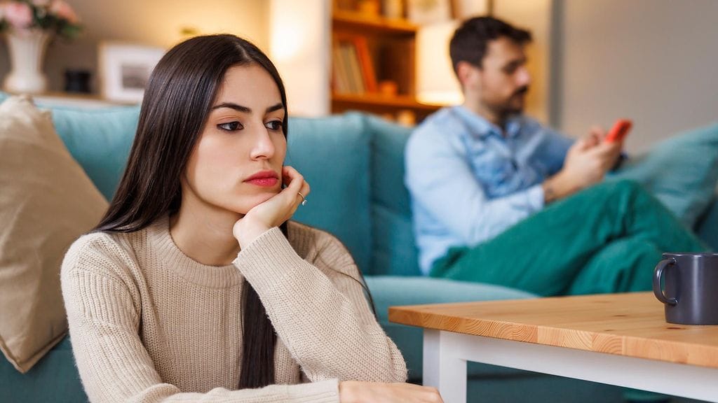 tyytymätön parisuhteessa, puhelin