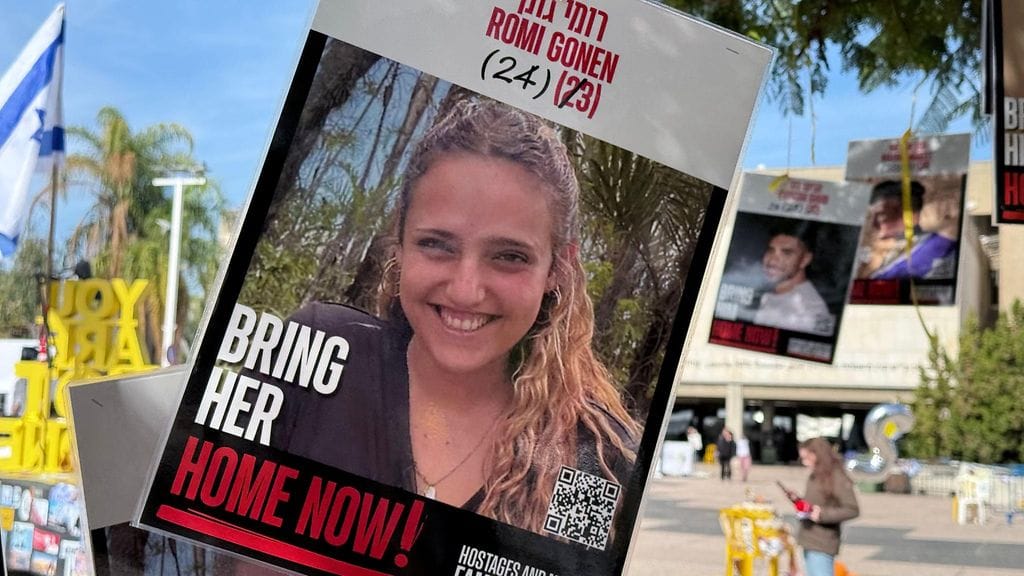 AOP Romi Gonen (kuvassa etualalla), Emily Damar ja Doron Steinbrecher vaadittiin vapautettaviksi Tel Avivissa järjestetyssä mielenosoituksessa 18. tammikuuta 2025.